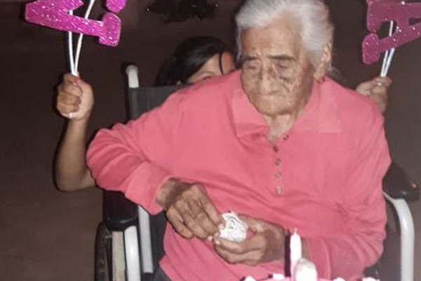 Una tatarabuela festejoacute sus 101 antildeos junto a una parte de su gran familia