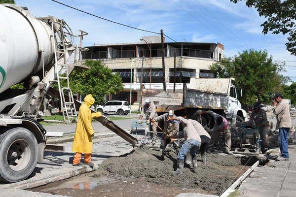 Personal de Obras Puacuteblicas realiza trabajos de bacheo en calles de la ciudad