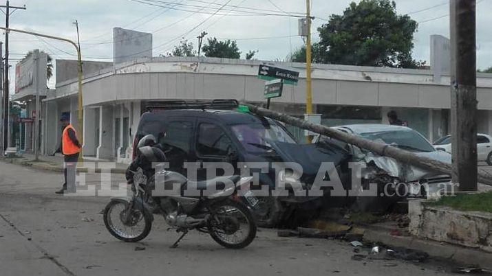 Dos vehiacuteculos chocaron subieron a la vereda y fueron aplastados por un poste