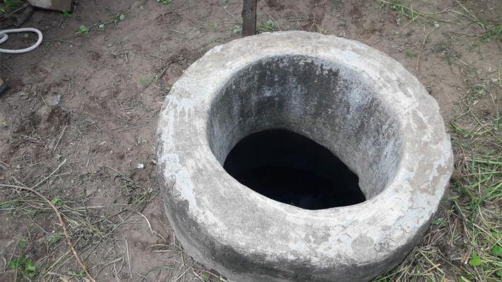 Rescatan a perrito que se habiacutea caiacutedo en una antigua cisterna