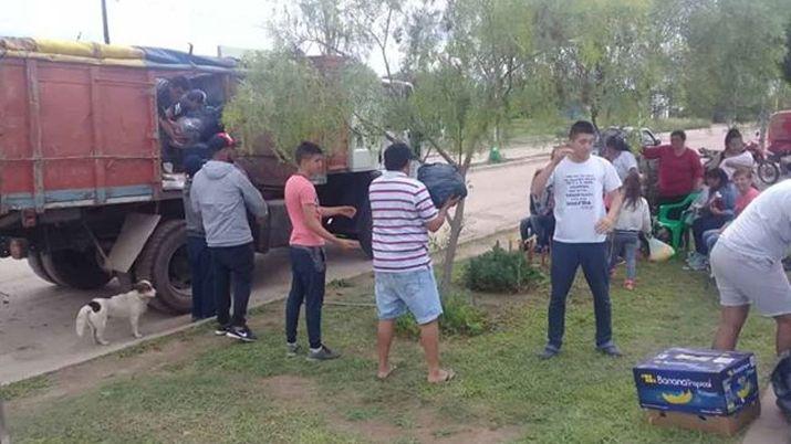 Docente santiaguentildeo inicioacute campantildea para inundados de Chaco