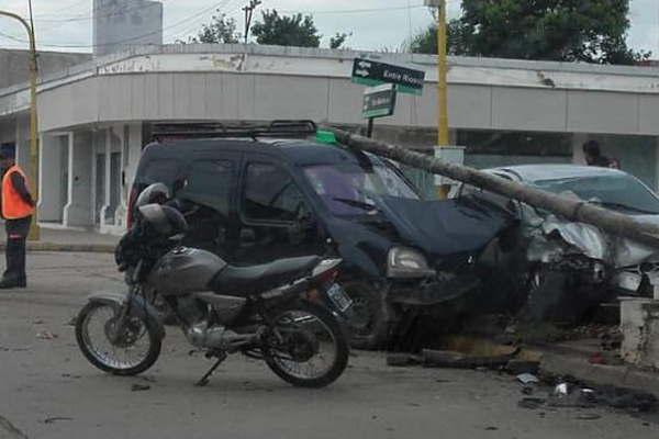 Violento choque entre un auto y una camioneta dejoacute cuatro heridos
