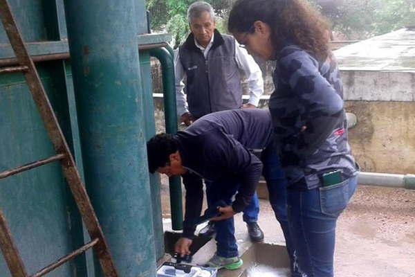 Redosifican quiacutemicos para  clarificar el agua de la red en Pinto