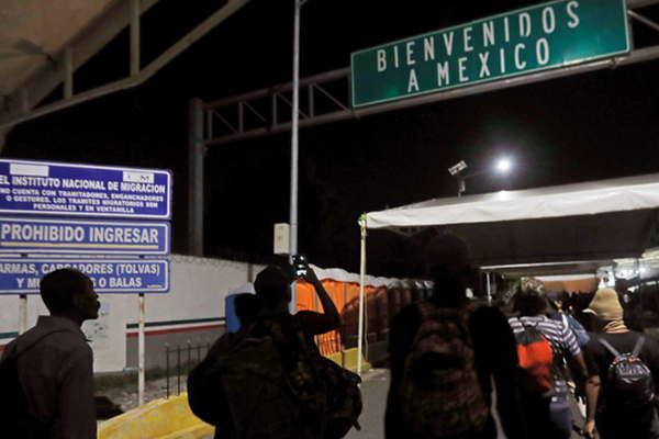 Unos 2000 migrantes ingresan a Meacutexico sorteando los controles fronterizos