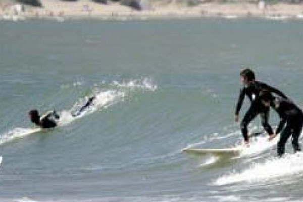 El surf el deporte  que eligen los turistas al sur de Mar del Plata