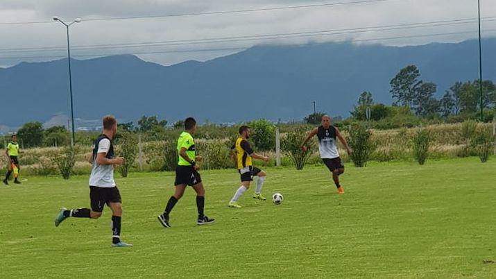 Central Coacuterdoba ganoacute dos amistosos