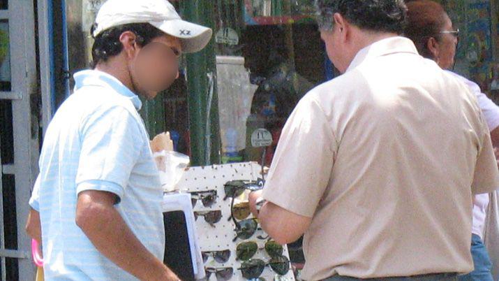 Los anteojos de sol que se venden en la calle podraacuten prohibirse