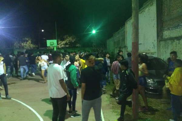 Nintildeos completamente ebrios en una fiesta clandestina