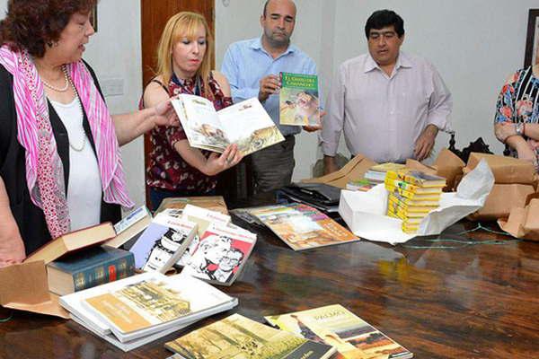Una bandentildea donoacute sus libros de colecciones de EL LIBERAL para la primera escuela municipal secundaria