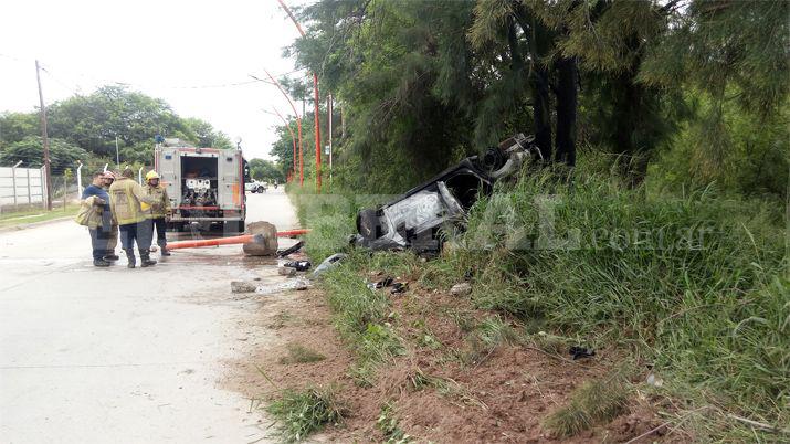 Agente de la policiacutea chocoacute volcoacute y se le incendioacute el auto