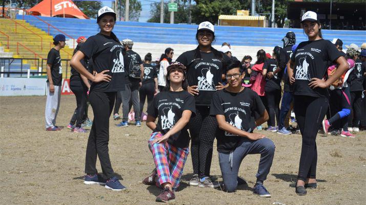 Bailarines santiaguentildeos esperan por su presentacioacuten en Jesuacutes Mariacutea