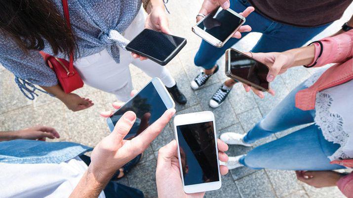 Preocupa la cantidad de horas que adolescentes tienen el celular a mano