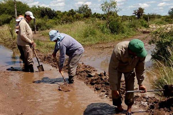 Antildeatuya- apuran trabajos para desagotar los barrios