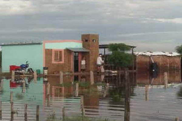El lado maacutes dramaacutetico de los inundados- la separacioacuten  de las familias mientras se espera que el agua retroceda