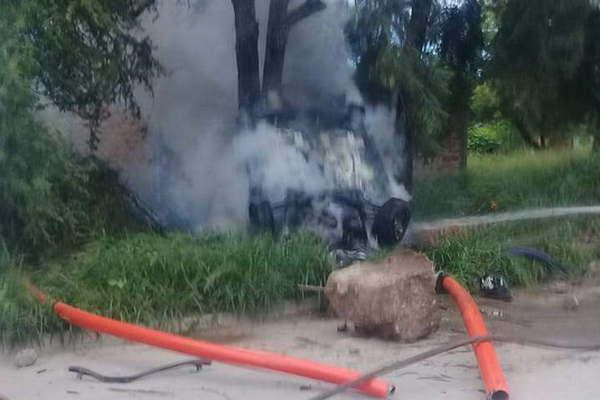Agente de Policiacutea se durmioacute al volante chocoacute volcoacute y se incendioacute su automoacutevil