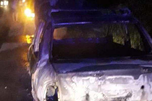 Su automoacutevil comenzoacute a incendiarse y no pudo evitar que fuera consumido por las llamas
