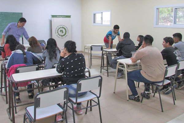 Dan apoyo escolar a alumnos  de Nivel Primario y Secundario