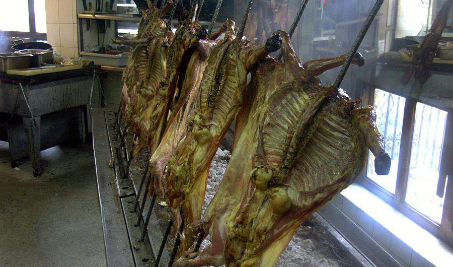 Tambieacuten en verano el chivito es el plato preferido de los visitantes de Las Termas