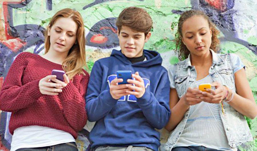 La mitad de los adolescentes tiene  el celular en la mano 12 horas por diacutea