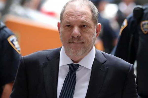 Harvey Weinstein quiere que una mujer asuma su defensa en juicio por acoso  