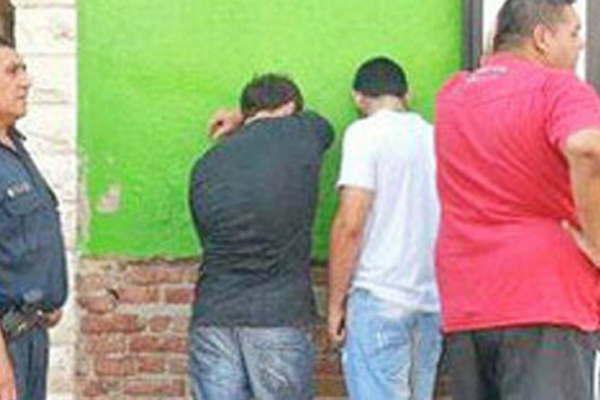 Motociclistas huyeron de un control policial y arrojaron una botella de vidrio a los efectivos