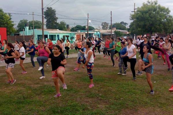 El programa de actividad fiacutesica Plazas Saludables sigue en verano en Clodomira