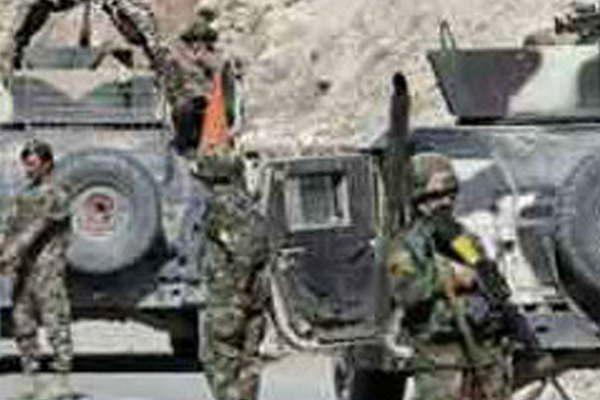 Ataque suicida talibaacuten en Afganistaacuten mata a 100 soldados y hiere a otros 