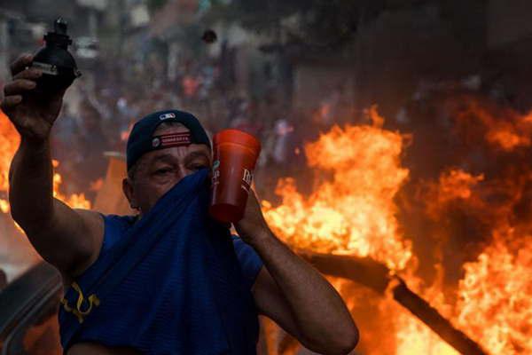 Maduro sofoca alzamiento militar a horas de la marcha opositora