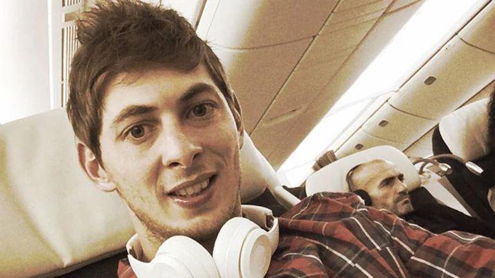 Suspenden hasta mantildeana la buacutesqueda del avioacuten de Emiliano Sala