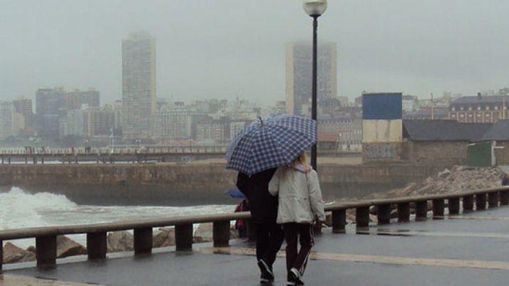 Luego de horas de intenso calor la tormenta arruinoacute el diacutea de los amantes de la playa