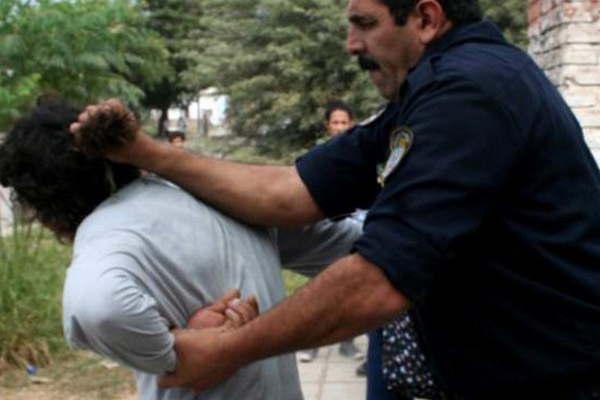 Ebrio se presentoacute en la casa de su ex con dos cuchillos por fortuna ella logroacute huir