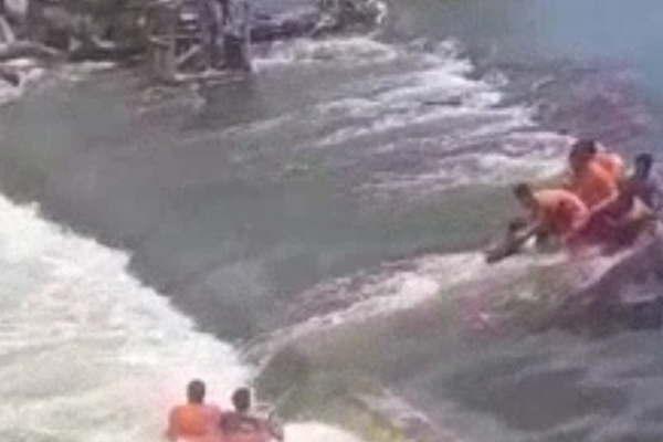 Obreros santiaguentildeos salvaron a dos joacutevenes de ser arrastrados por aguas del Suquiacutea en Coacuterdoba