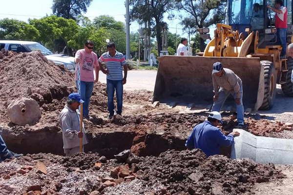 Antildeatuya- comenzoacute la colocacioacuten de tubos de desaguumles en los nuevos canales para lograr drenar el agua estancada
