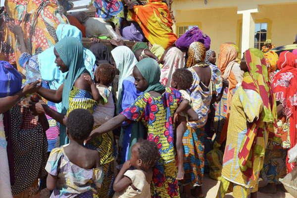 Miles de personas huyen de Nigeria rumbo a Chad por violencia yihadista