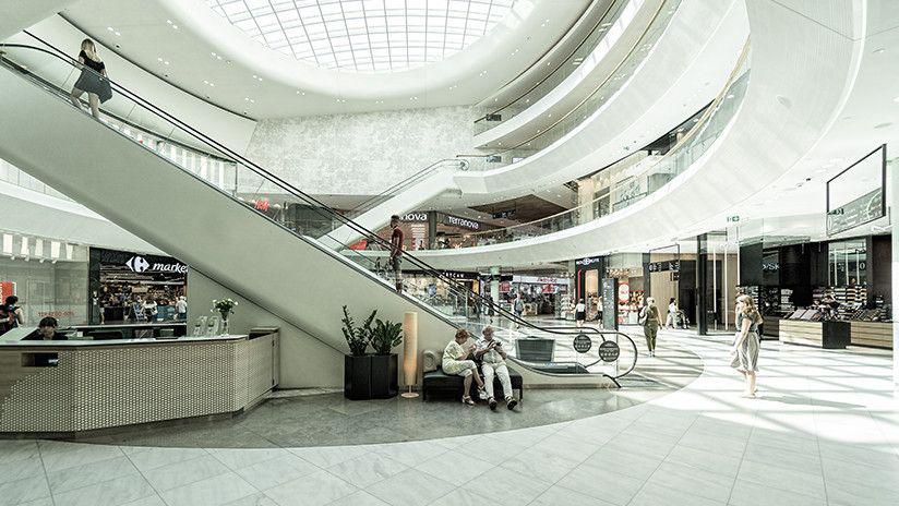 Un bebeacute cae por las escaleras mecaacutenicas de un centro comercial en China