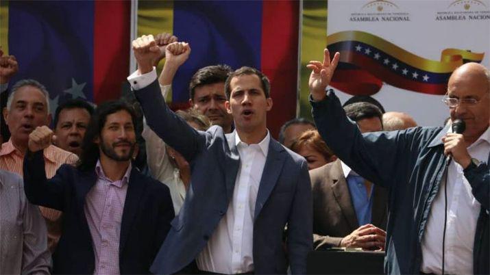 Venezuela- Juan Guaidoacute juroacute como presidente encargado