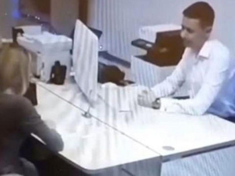 Insoacutelito- Se desnudo para conseguir un prestamo de un banco ruso