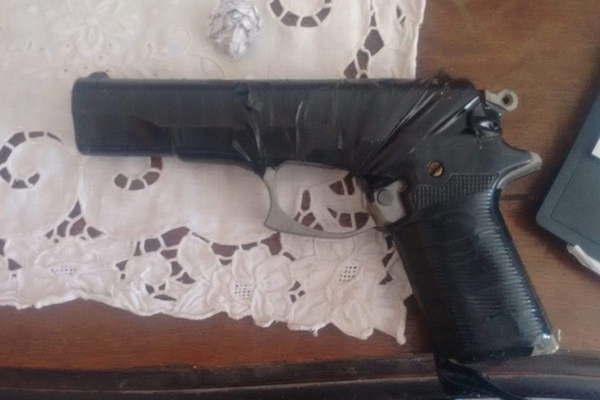 Se filmoacute amenazando con un arma de fuego  y terminoacute aprehendido