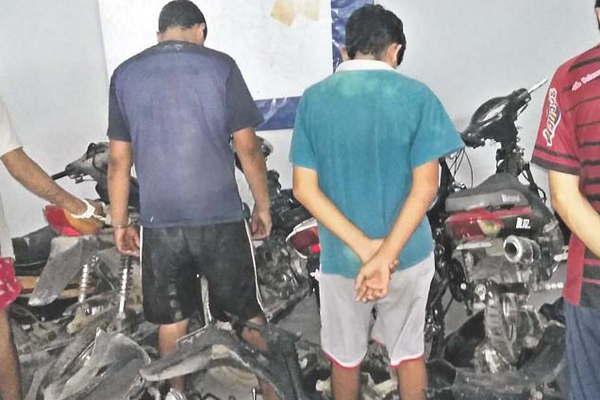 Desmantelan banda que vendiacutea motos robadas y arrojaba los restos al riacuteo 