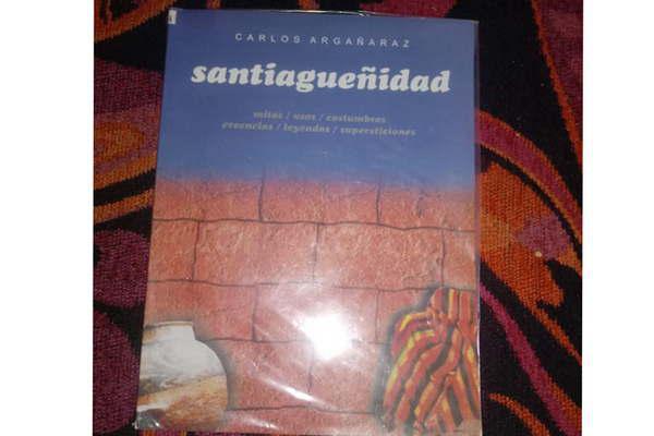 El escritor Carlos Argantildearaz visitoacute  la biblioteca Infante del Castantildeo 