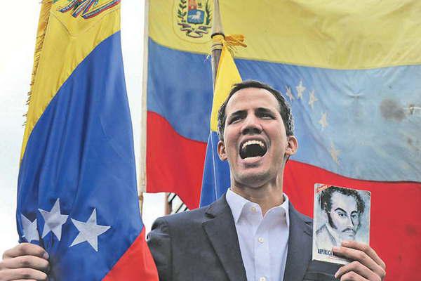 Guaidoacute asumioacute la presidencia interina en Venezuela apoyado por EEUU Europa y 10 paiacuteses americanos