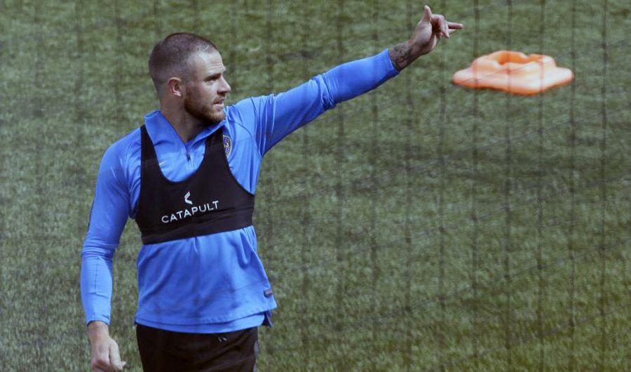 VIDEO Naacutendez se retiroacute de la praacutectica de Boca con un golpe