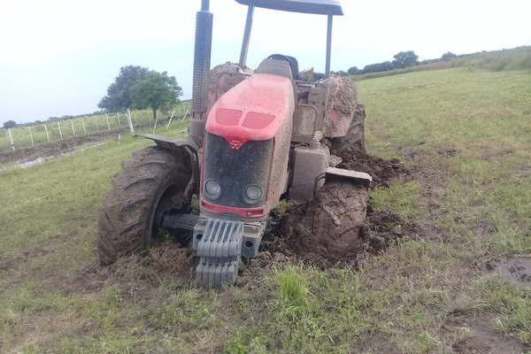 Desmantelaron un tractor atascado en el barro