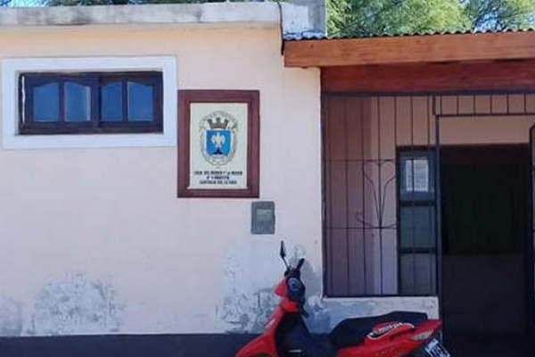 Un docente arrastroacute del cabello a su esposa y con un martillo destruyoacute objetos de la casa 