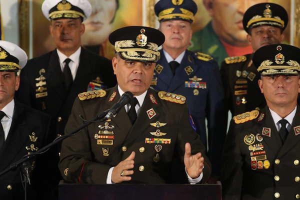 Los poderes cierran filas con el presidente venezolano tras la autoproclamacioacuten de Guaidoacute