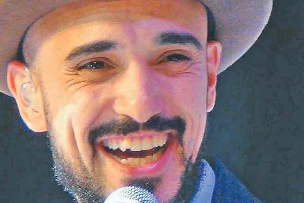 Abel Pintos presentoacute Cien antildeos un nuevo tema en el que habla del amor que perdura auacuten con el paso del tiempo