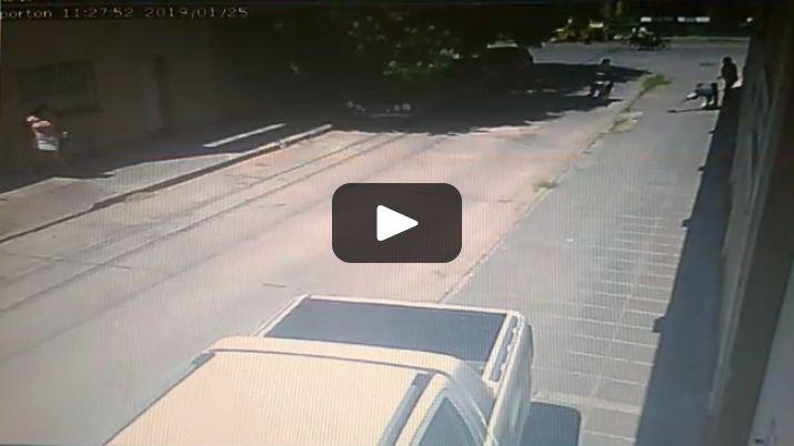 VIDEO  Motochorros cometieron dos arrebatos en menos de 30 segundos