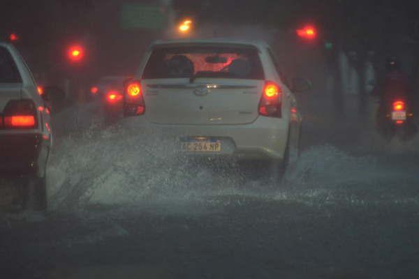 Otra vez calles inundadas y complicaciones por una tormenta en Coacuterdoba