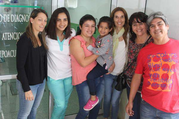 Los pequentildeos Maia y Tiziano escuchan por primera vez gracias a un implante coclear