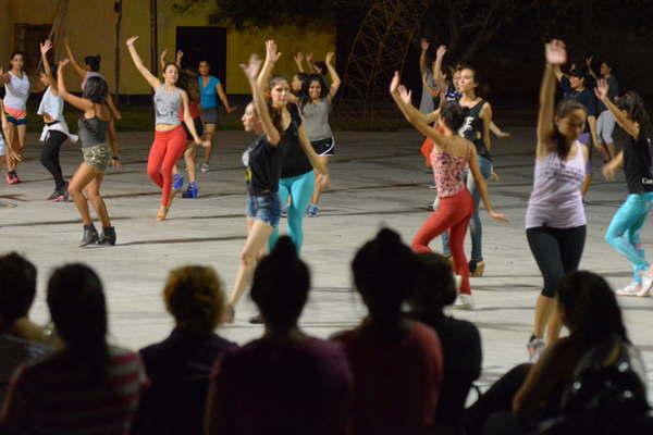 El sonido de tambores y la algarabiacutea ponen el clima a la ciudad para los proacuteximos corsos del carnaval 2019